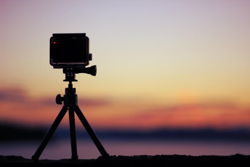 Stativ mit GoPro-Kamera bei Sonnenuntergang