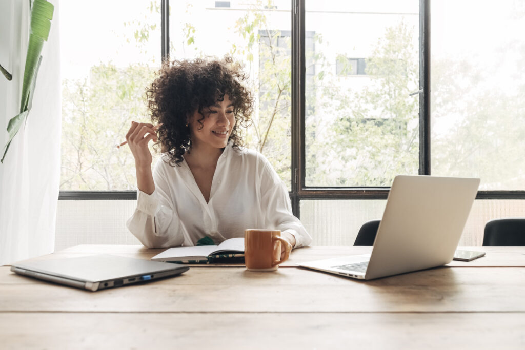 Connaître les avantages et inconvénients du télétravail vous permettra de savoir ce que vous devez fournir à votre équipe pour mettre en place un système réussi. 