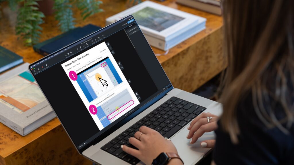 Über die Schulter Blick auf Laptop, auf dem Snagit und Step Capture verwendet werden